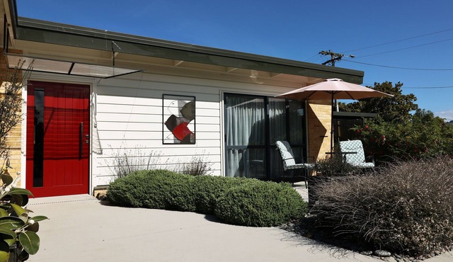 AHAVA B&B Luxurious, private, wheelchair friendly apartment; breakfast included.