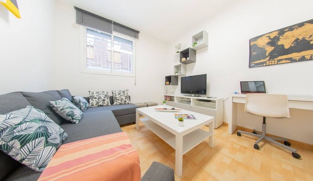 Ahllenrock – Modern apartment in Cornellà, close to the metro and airport