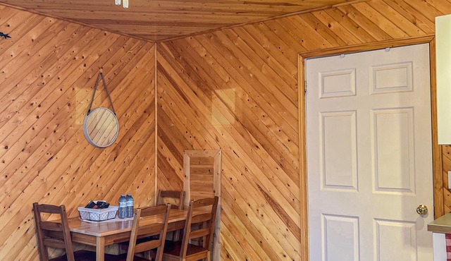 Ahmic Lake Resort's 1-Bedroom Cottage w/hot tub (LOON Cottage)