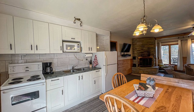 Ahmic Lake Resort's 2-Bedroom Cottage with Hot Tub (Gray Wolf Cottage)