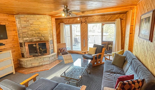 Ahmic Lake Resort's 2-Bedroom Cottage (Elk Cottage)