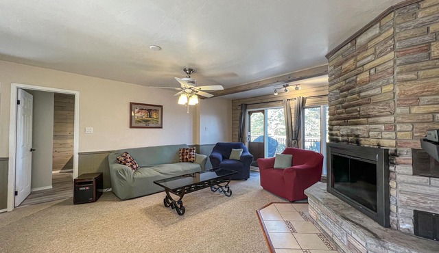 Ahmic Lake Resort's 2-Bedroom Cottage (Chipmunk Cottage)