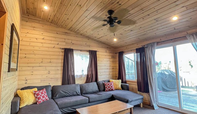 Ahmic Lake Resort's Black Bear Cottage
