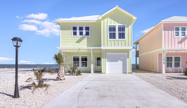 Ahoy Matey- Waterfront, Pool, Personal Hottub,Walk to Bars, Restaurants, Pier