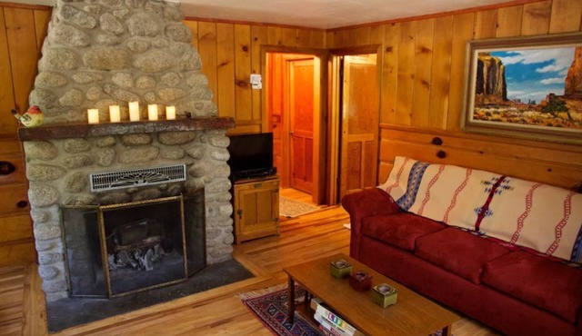 Ahwahnee-be Vintage Cabin - Three blocks to town!