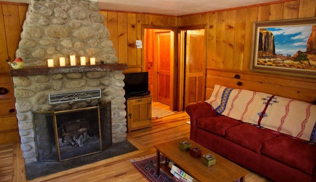 Ahwahnee-be Vintage Cabin - Walk to town!