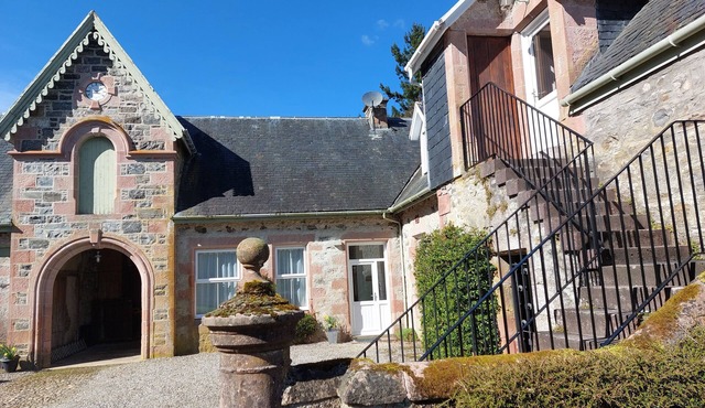 Aigas holiday cottages Pond View