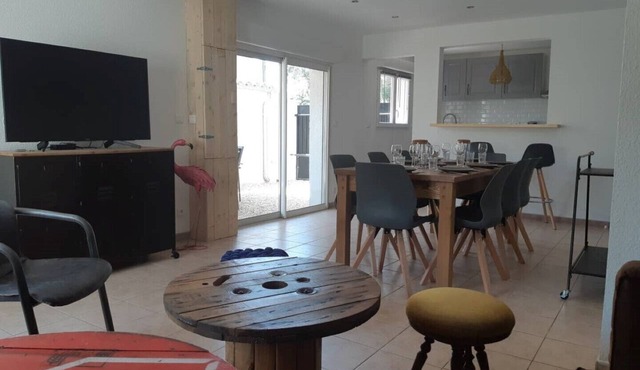 Aigues-Mortes house sleeps 8 6min walk from the ramparts and 6km from the beach