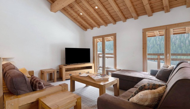 Aiguille Rouge Apartment: Mountain View, Balcony & Wi-Fi