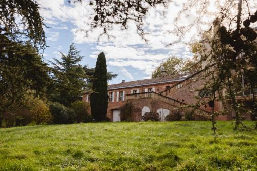 Aile château de Saint-Sarnin pour 14 personnes avec piscine