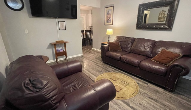Aimee's Place- Comfy and Close to Everything!