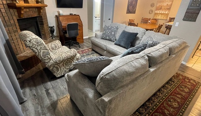 Aimee's Retreat on Robinson! Convenient to University of OK in Norman!