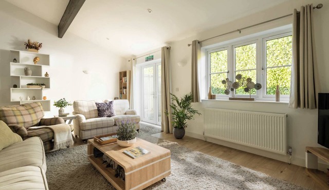 Aintree | Stylish Cotswolds Stay with Workspace