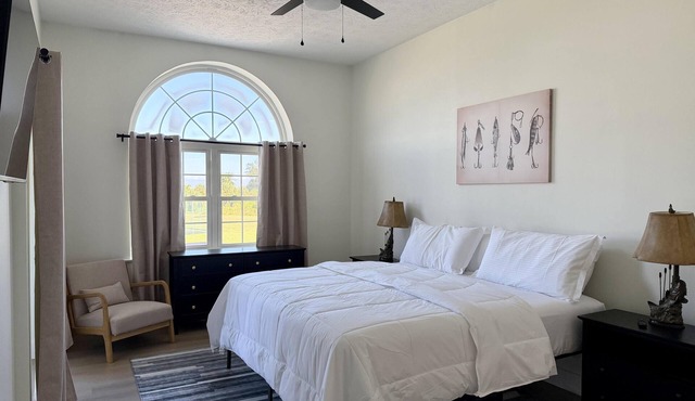 AIR B&B DELUXE CONDO - Spacious 2 bed room condo at Roland Martin Marina