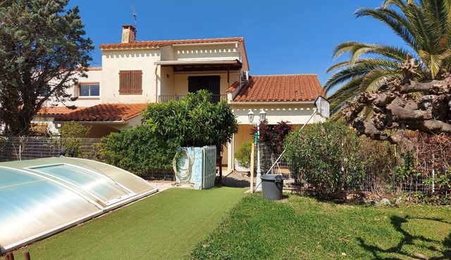 Air-conditioned villa with private pool and pets allowed