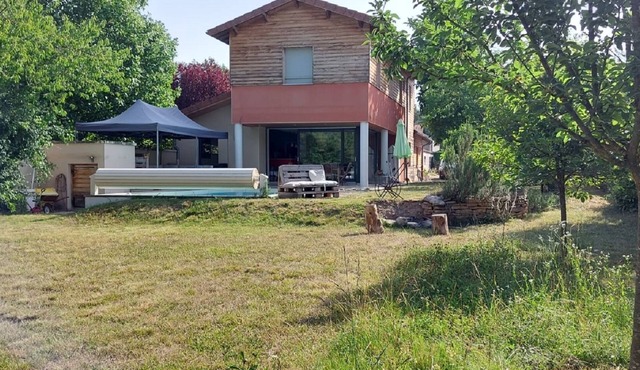 Air-conditioned villa with swimming pool in quiet village center with all amenities