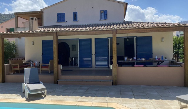 Air-conditioned villa with secure swimming pool, sleeps 12, 5mn from beach WIFI, Internet