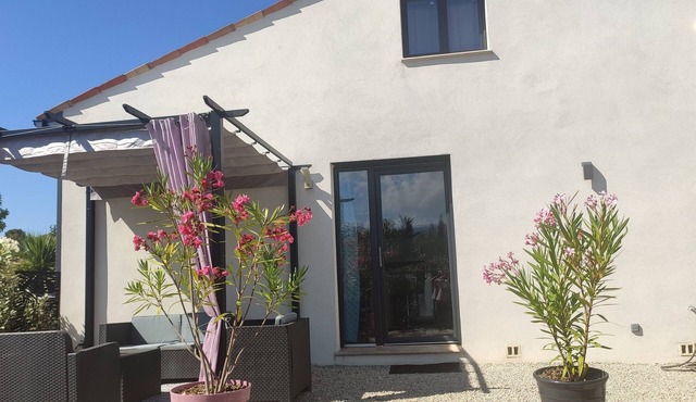 AIR-CONDITIONED SELF-CONTAINED APARTMENT WITH PRIVATE GARDEN, RELAXATION AREA AND JACUZZI.