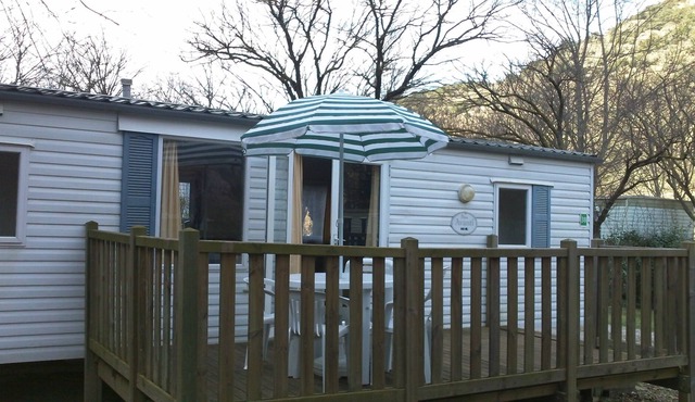 Air-conditioned mobile home with swimming pool