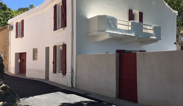 Air-conditioned winegrower's house in small village close to beaches