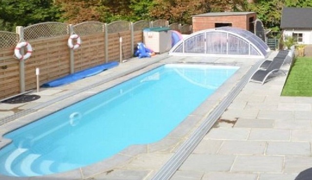 Air-con 6 bed house with pool+cinema+games room