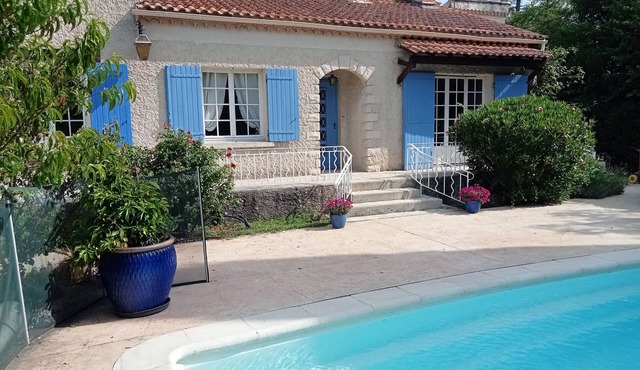 Air-conditioned house with saltwater pool in a green setting