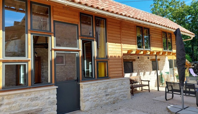 Air-conditioned vacation home in the countryside with shared pool - 3 stars