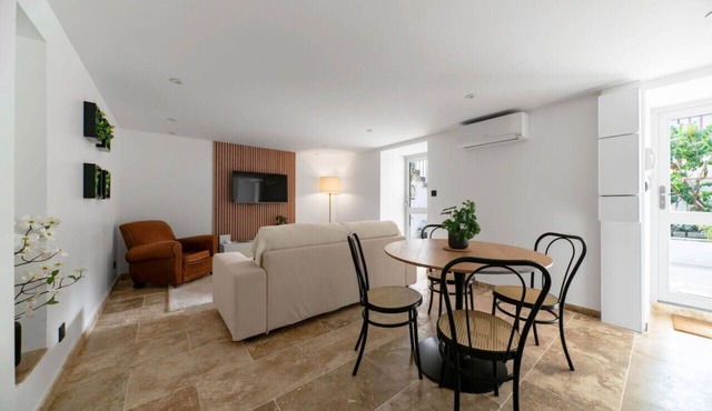 Air-cond and designer apartment with terrace