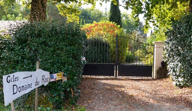 Air-conditioned, garden, private heated pool, pets welcome.