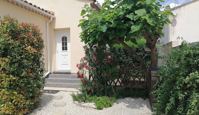 Air-conditioned cottage ideally located in the charming village of Gallargues.