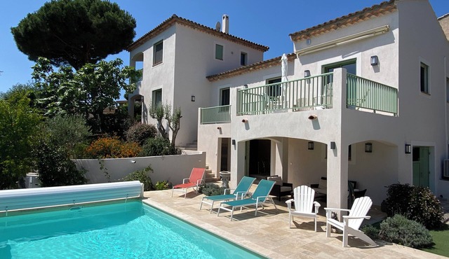 Air-conditioned villa, sea view and only 500m walk to sandy beach and San Peire!