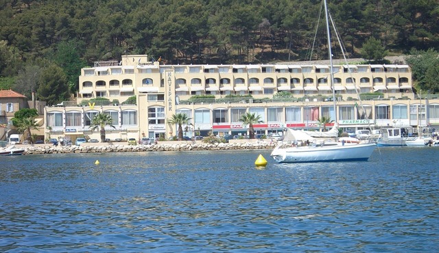 air-conditioned apartment with terrace port of saint Mandrier