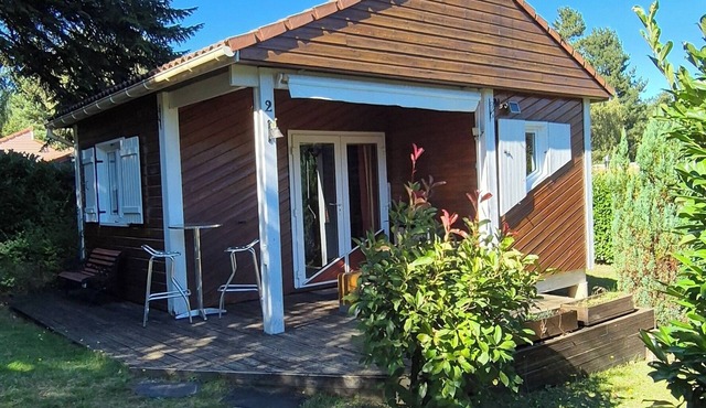Air-conditioned chalet with enclosed garden sleeps 4