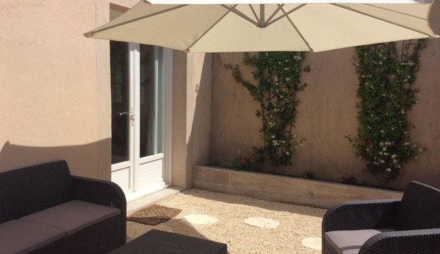 Air-conditioned studio with charming little garden in Villeneuve les Avignon