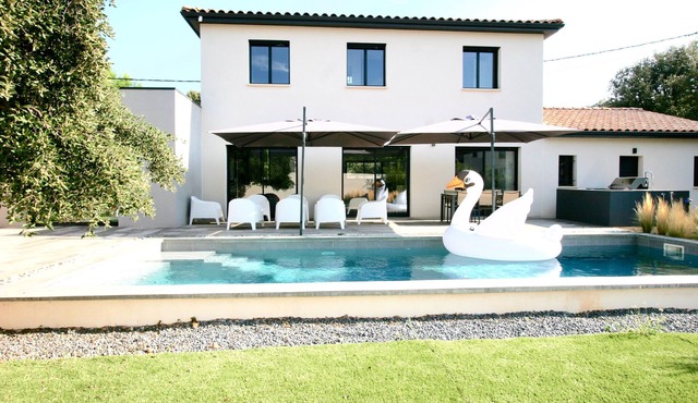 Air-conditioned villa with pool in quiet location close to amenities