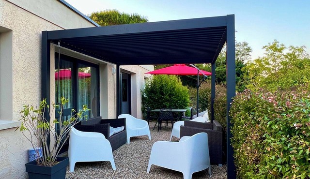 Air-conditioned family home for 8 people & wooded property near the ocean and estuary
