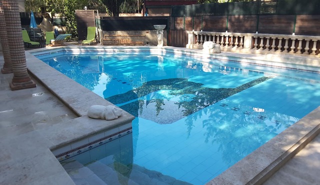 Air-conditioned 2-bedroom house large swimming pool from 12pm to 7pm pets welcome