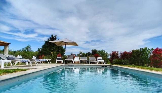 Air condioned villa in Lacoste, big garden, view Luberon, heated pool