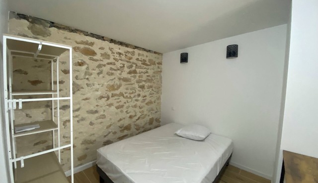 Air-conditioned house 2 pers. with garden, quiet, enclosed parking, near ocean