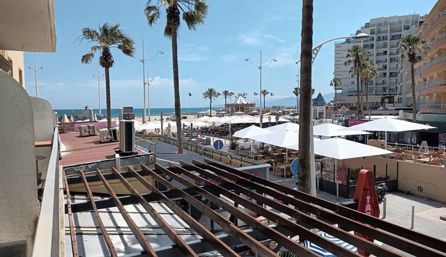 Air-conditioned apartment 2 steps from the beach. Covered parking space