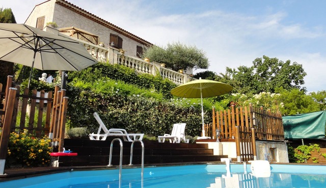 Air-conditioned villa with private pool and garden, 5 km from the sea
