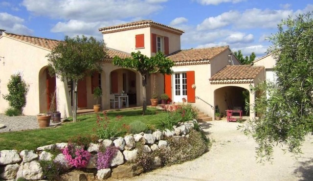 Air-conditioned villa, pool, great comfort, wifi, quiet, picturesque view, enclosed garden, 15 minutes from the gorge, ideal for tourism