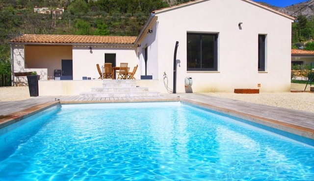 Air-conditioned single storey villa with secure pool for 11 people