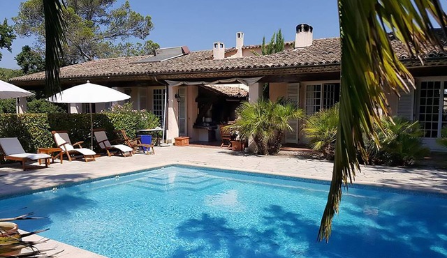 AIR-CONDITIONED VILLA WITH PRIVATE POOL IN A QUIET LOCATION