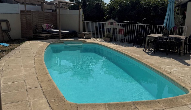 Air-conditioned villa with pool, close to the sea