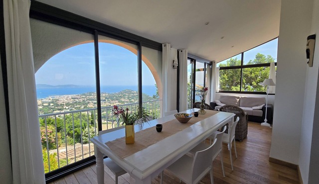 Air-conditioned house with spectacular sea view, 2 bedrooms, garden, swimming pool.