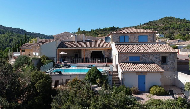 Air- Conditioned 5 Bedroom Villa with Stunning Castle Views