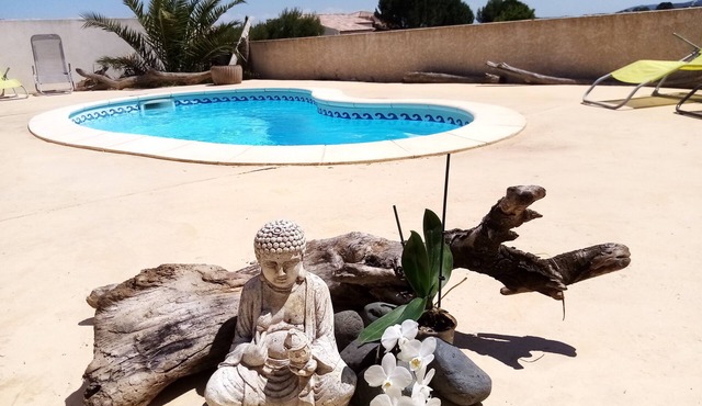 air-conditioned villa heated fenced swimming pool private fenced parking quiet location