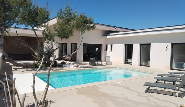 Air-conditioned villa, heated pool, vineyard view, calm setting