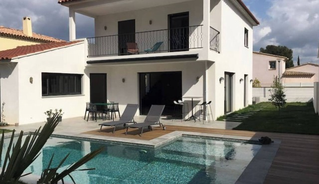 Air-conditioned villa with swimming pool 350 metres from the beach